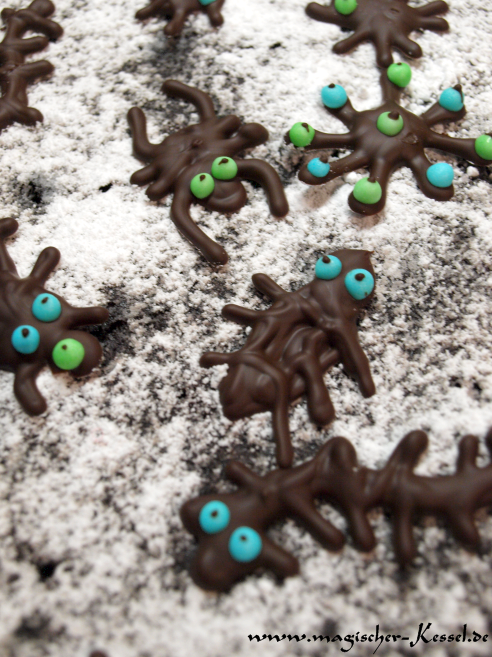 Halloween-Kuchendeko: Creepy-Crawlers aus Schokolade