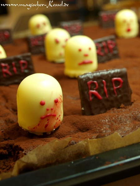 Kuchendeko für Halloween: Schokoküsse und Schokoladentäfelchen als Gespenster und Grabseinte