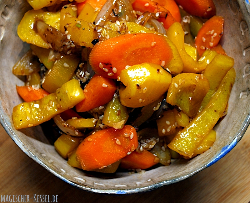 Rezept für lauwarmen Paprikasalat mit Balsamico und geröstetem Sesamöl