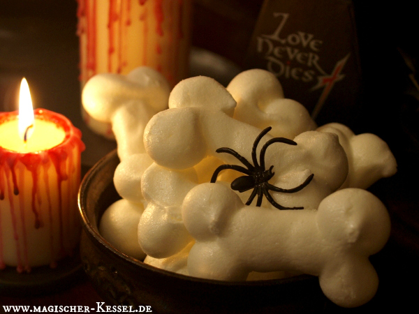 selbstgemachte Süßigkeit für Halloween: Essbare Gruselknochen