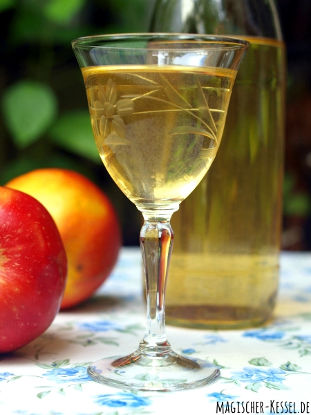 Geschenk aus der Küche: Erntezeit & Apfelliebe: Rezept für Apfel-Vanille-Likör mit Grappa