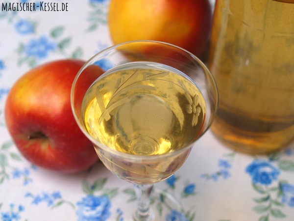 Erntezeit & Apfelliebe: Rezept für Apfel-Vanille-Likör mit Grappa