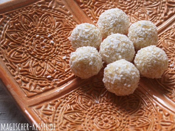 Rezept für Kokos-Konfekt / Coconut Burfi, eine traditionelle indische Süßigkeit mit Kardamom