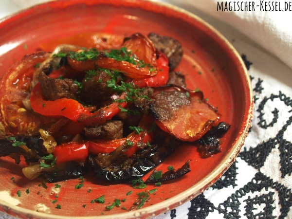 Tepsi - ein arabisches Rezept für Ofengemüse mit Lammfleisch>