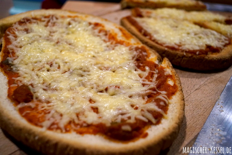 Frisch aus dem Ofen: Bruschetta mit Tomatensauce und überbackenem Käsea