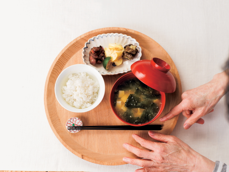 Misosuppe mit Dashi aus Harumi Kuriharas Kochbuch "Harumis leichte japanische Küche"