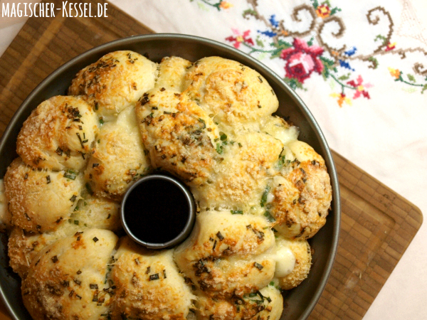 Monkey bread / Pull apart bread with cheese and garlic butter