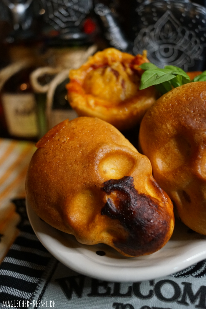 Rezept für Halloween-Buffet und Kinderparty: Totenkopf-Calzone und Mini-Pizzen aus dem Muffinblech