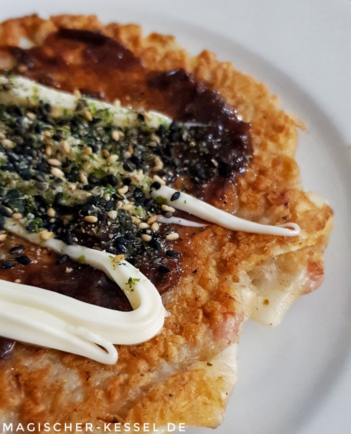 Rezept für Okonomiyaki, japanische Pfannkuchen mit Weißkohl. Hier mit europäischen Zutaten aus der Vorratskammer.