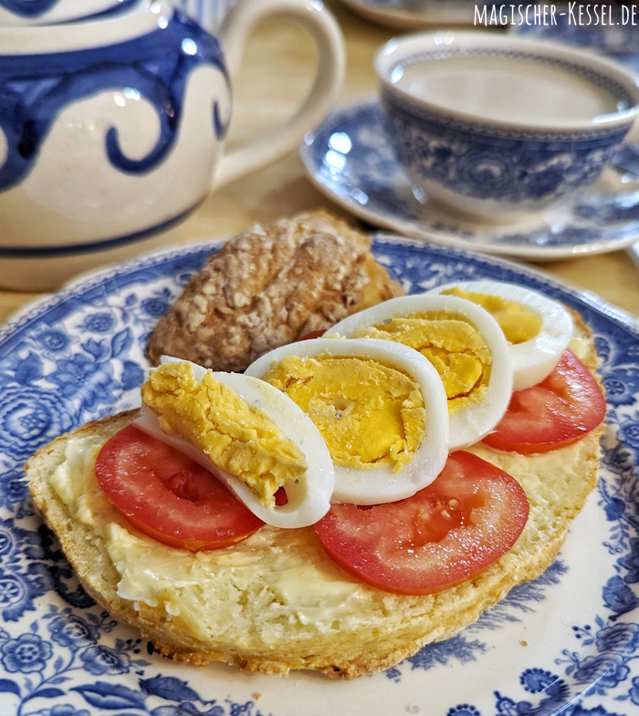 Belegtes Ei-Brot zum High Tea mit frisch gebackenem Weißbrot mit Magerquark